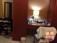 Al Rigga road, KFC ���棬��һ��Ů����λ��