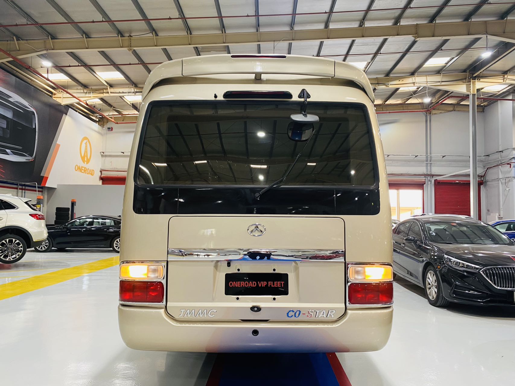 高端商务旅行12座豪华中巴租赁(奢华,安全,低调) 高端商务旅行12座豪华中巴租赁(奢华,安全,低调)